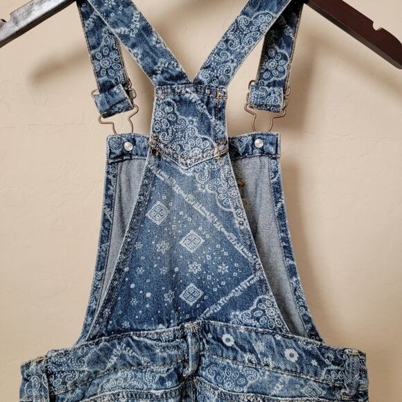 L.E.I. Printed Rolled Cuff Denim Short Overalls - Picture 9 of 14